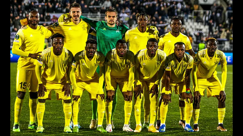 Cầu thủ Sheriff Tiraspol dẫn bóng qua hàng phòng ngự Aluminij Cầu thủ Sheriff Tiraspol dẫn bóng qua hàng phòng ngự Aluminij