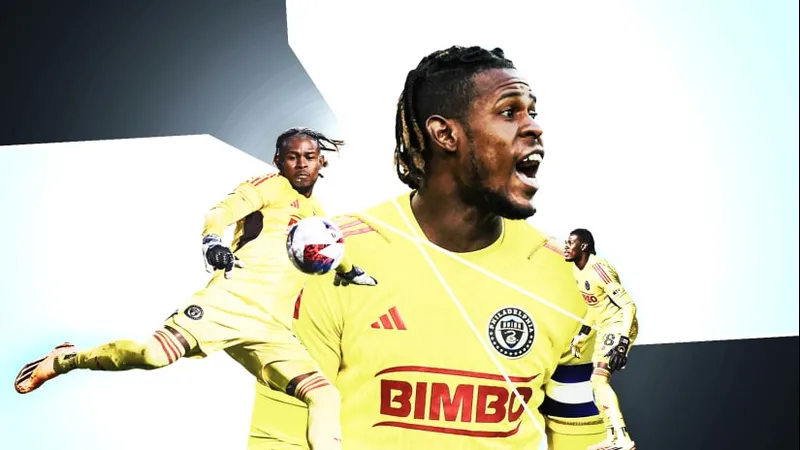 Cầu thủ của Club Tijuana và Tigres UANL tranh chấp bóng trên sân