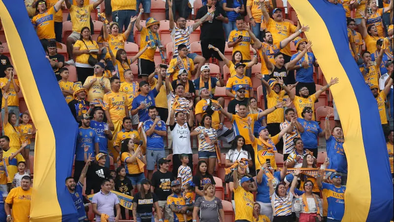 Cầu thủ Tigres UANL vượt qua cầu thủ Club Tijuana để tiến gần khung thành