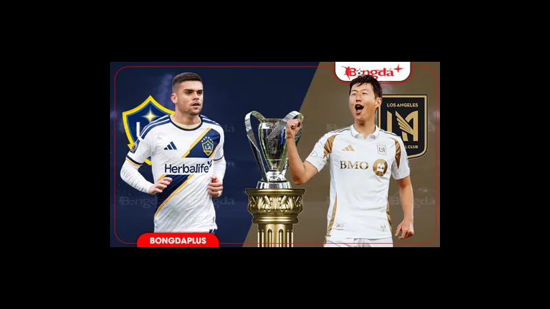 Cầu thủ LA Galaxy và Los Angeles đang hướng về bóng trước sự chặt chẽ từ đối thủ. Cầu thủ LA Galaxy và Los Angeles đang hướng về bóng trước sự chặt chẽ từ đối thủ.