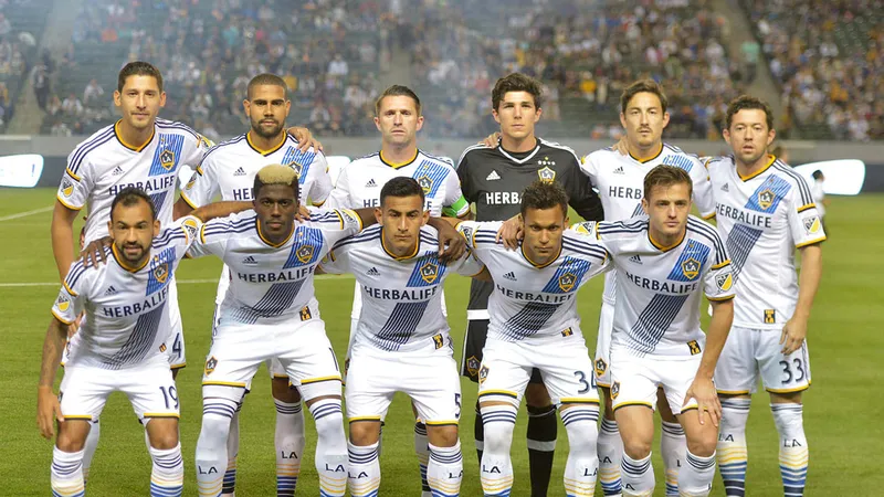 Cầu thủ LA Galaxy và Los Angeles đang tranh chấp bóng trên sân - Phân tích chiến Cầu thủ LA Galaxy và Los Angeles đang tranh chấp bóng trên sân - Phân tích chiến