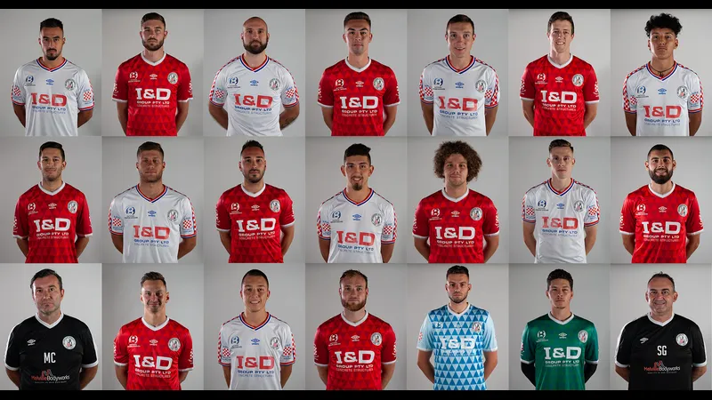 Cầu thủ Melbourne Knights nỗ lực giữ bóng trước sự áp đảo của Brunswick City
