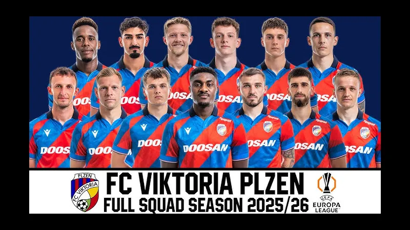 Cầu thủ Plzen và Polissya Zhytomyr tranh chấp bóng trên sân cỏ