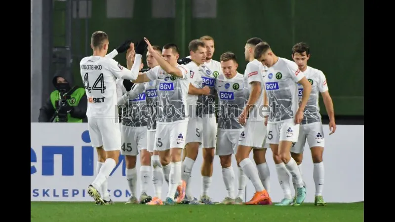 Cầu thủ Plzen và Polissya Zhytomyr đối mặt trên sân cỏ